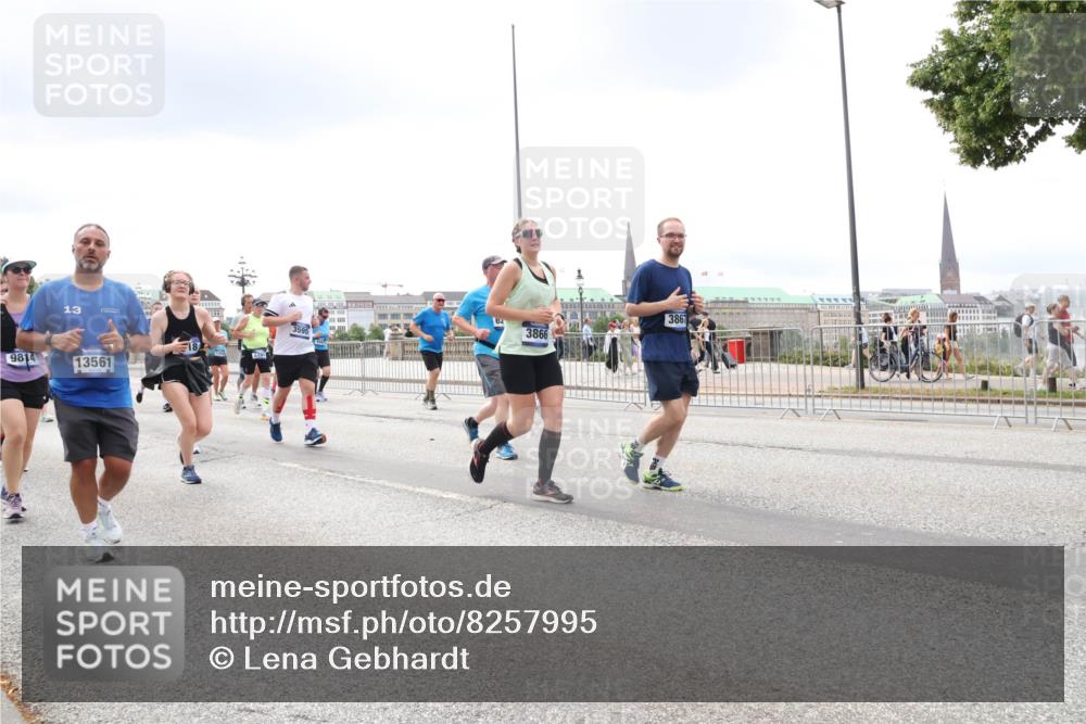 29.06.2025 - hella hamburg halbmarathon Lena Gebhardt http://msf.ph/oto/8257995 29.06.2025 11:08:04 Lombardsbrücke 1574, 1769, 1829, 1923, 2312, 2314, 2318, 2319, 2433, 2764, 2796, 2867, 3271, 3313, 3442, 3549, 3595, 3646, 3666, 3853, 3855, 3866, 3867, 3915, 4226, 4250, 4406, 4407, 4439, 4455, 4461, 4482, 4567, 4573, 4988, 5005, 5398, 5401, 5439, 5704, 5896, 6016, 6070, 6258, 6357, 6586, 6731, 6778, 6779, 6780, 6928, 6958, 7192, 7218, 7441, 7559, 7609, 7713, 7892, 7989, 8182, 8252, 8420, 8446, 8636, 8808, 8809, 9037, 9321, 9387, 9494, 10379, 10517, 12063, 12964, 15598 meine-sportfotos.de