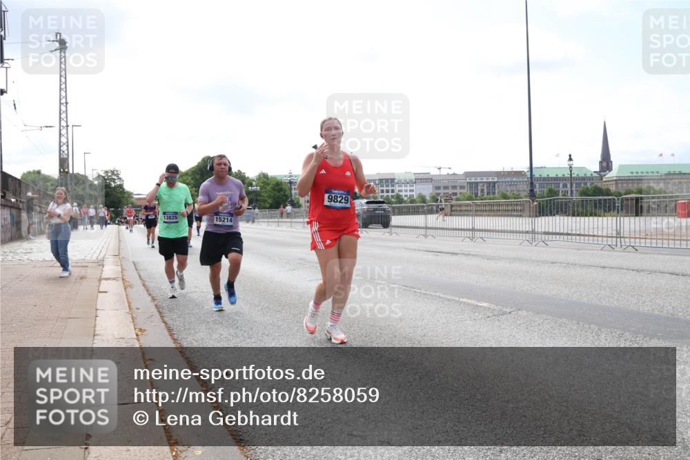 29.06.2025 - hella hamburg halbmarathon Lena Gebhardt http://msf.ph/oto/8258059 29.06.2025 10:10:49 Lombardsbrücke 1166, 1186, 1573, 1781, 2868, 4287, 4389, 5182, 5440, 5653, 5990, 5991, 7250, 7370, 7685, 9169, 9681, 9816, 9829, 11180, 11355, 11887, 11904, 11905, 12008, 12426, 12556, 12571, 12629, 12790, 12836, 13588, 13594, 13825, 13901, 14022, 14270, 14679, 14822, 15214, 15409, 16166, 16344, 16639, 16808, 17500, 17532, 17730, 18949, 19023 meine-sportfotos.de