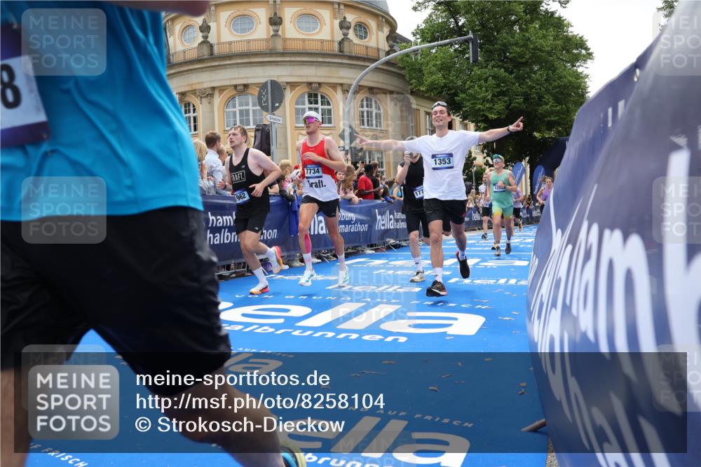 29.06.2025 - hella hamburg halbmarathon Strokosch-Dieckow http://msf.ph/oto/8258104 29.06.2025 10:42:30 Ziel 1209, 1256, 1353, 1735, 1800, 1962, 2233, 3523, 4235, 7116, 7448, 7508, 7693, 7734, 11907, 13446, 13483, 15095, 15175, 15623, 16295, 16333, 17016, 17637, 17733, 17911, 18275, 18330, 18632, 18680 meine-sportfotos.de