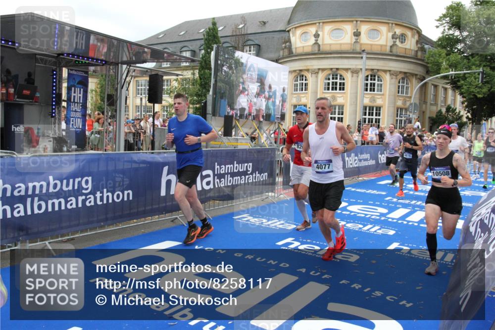29.06.2025 - hella hamburg halbmarathon Michael Strokosch http://msf.ph/oto/8258117 29.06.2025 10:51:11 Ziel 1366, 4077, 4816, 4967, 6027, 8261, 8508, 8704, 10508, 10603, 10868, 11733, 13073, 15480, 17384, 17530, 17823, 18066 meine-sportfotos.de