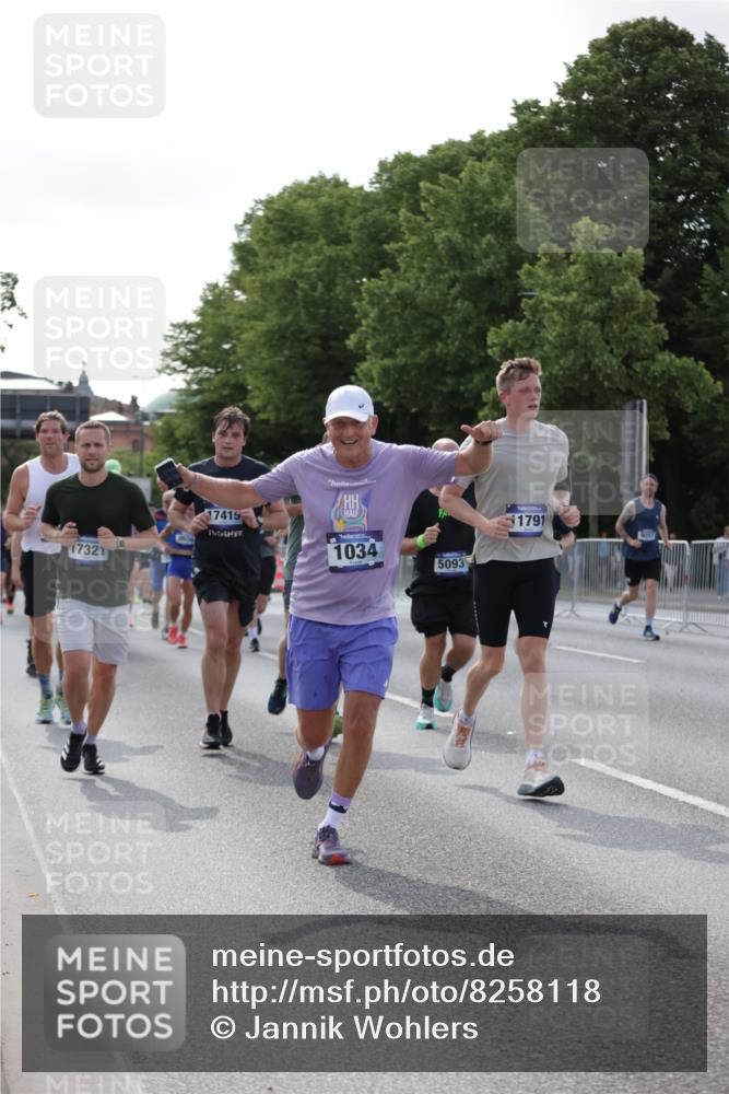 29.06.2025 - hella hamburg halbmarathon Jannik Wohlers http://msf.ph/oto/8258118 29.06.2025 09:57:47 Lombardsbrücke 1034, 1179, 1190, 1258, 1335, 1815, 2034, 2070, 2138, 2417, 2636, 2711, 3091, 4814, 4903, 5093, 5672, 6164, 6272, 6580, 6754, 6897, 7065, 7409, 7509, 7724, 7856, 7896, 8154, 8449, 8508, 8590, 8689, 9012, 9057, 9065, 9145, 9163, 9562, 9656, 11217, 11416, 11607, 11757, 11789, 11791, 12624, 12662, 13033, 13691, 14571, 15061, 16213, 16563, 17176, 17321, 17415, 17825, 18514, 18810, 18811 meine-sportfotos.de