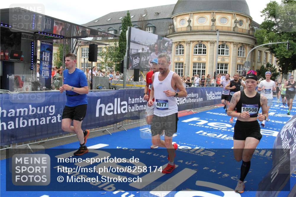 29.06.2025 - hella hamburg halbmarathon Michael Strokosch http://msf.ph/oto/8258174 29.06.2025 10:51:11 Ziel 1366, 4077, 4816, 4967, 6027, 8261, 8508, 8704, 10508, 10603, 10868, 11733, 13073, 15480, 17384, 17530, 17823, 18066 meine-sportfotos.de