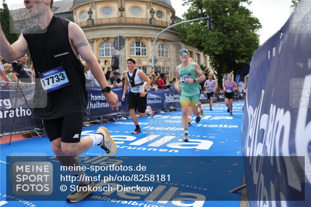 29.06.2025 - hella hamburg halbmarathon Strokosch-Dieckow http://msf.ph/oto/8258181 29.06.2025 10:42:32 Ziel 1209, 1353, 1700, 1735, 1800, 1962, 2233, 4235, 7116, 7448, 7508, 7734, 13446, 13483, 15623, 16295, 16333, 17000, 17016, 17637, 17733, 17911, 18275, 18632, 18680 meine-sportfotos.de