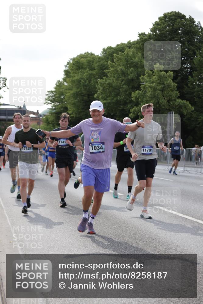 29.06.2025 - hella hamburg halbmarathon Jannik Wohlers http://msf.ph/oto/8258187 29.06.2025 09:57:48 Lombardsbrücke 1034, 1179, 1190, 1258, 1335, 1815, 2034, 2070, 2138, 2417, 2636, 2711, 3091, 4814, 4903, 5093, 5672, 6164, 6272, 6754, 6897, 7065, 7409, 7509, 7724, 7856, 7896, 8154, 8449, 8508, 8590, 8689, 9012, 9057, 9065, 9145, 9163, 9562, 9656, 10084, 11217, 11416, 11607, 11757, 11789, 11791, 12624, 12662, 13033, 13691, 14571, 14678, 15061, 16213, 16563, 17176, 17321, 17415, 17825, 18514, 18799, 18810, 18811 meine-sportfotos.de