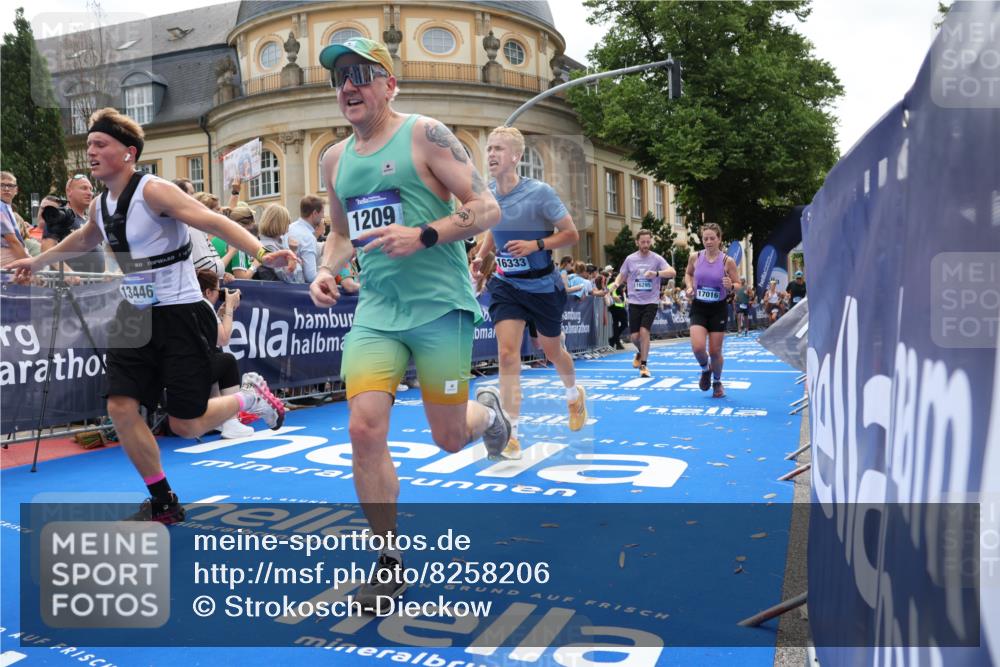 29.06.2025 - hella hamburg halbmarathon Strokosch-Dieckow http://msf.ph/oto/8258206 29.06.2025 10:42:32 Ziel 1209, 1353, 1700, 1735, 1800, 1962, 2233, 4235, 7116, 7448, 7508, 7734, 13446, 13483, 15623, 16295, 16333, 17000, 17016, 17637, 17733, 17911, 18275, 18632, 18680 meine-sportfotos.de