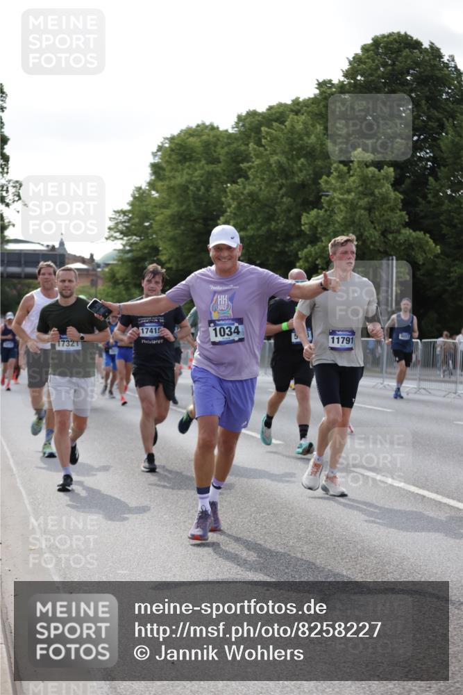 29.06.2025 - hella hamburg halbmarathon Jannik Wohlers http://msf.ph/oto/8258227 29.06.2025 09:57:48 Lombardsbrücke 1034, 1179, 1190, 1258, 1335, 1815, 2034, 2070, 2138, 2417, 2636, 2711, 3091, 4814, 4903, 5093, 5672, 6164, 6272, 6754, 6897, 7065, 7409, 7509, 7724, 7856, 7896, 8154, 8449, 8508, 8590, 8689, 9012, 9057, 9065, 9145, 9163, 9562, 9656, 10084, 11217, 11416, 11607, 11757, 11789, 11791, 12624, 12662, 13033, 13691, 14571, 14678, 15061, 16213, 16563, 17176, 17321, 17415, 17825, 18514, 18799, 18810, 18811 meine-sportfotos.de
