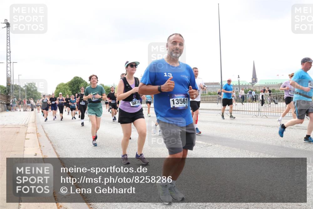 29.06.2025 - hella hamburg halbmarathon Lena Gebhardt http://msf.ph/oto/8258286 29.06.2025 11:08:05 Lombardsbrücke 1574, 1769, 1829, 1923, 2312, 2314, 2318, 2319, 2433, 2764, 2796, 2867, 3271, 3313, 3442, 3549, 3595, 3646, 3666, 3853, 3855, 3866, 3867, 3915, 4226, 4250, 4406, 4407, 4439, 4455, 4461, 4482, 4567, 4573, 5005, 5398, 5401, 5439, 5704, 5896, 6016, 6070, 6258, 6357, 6586, 6731, 6778, 6779, 6780, 6928, 6958, 7192, 7218, 7441, 7559, 7609, 7713, 7892, 7989, 8182, 8252, 8446, 8636, 8808, 8809, 9037, 9321, 9387, 9494, 10379, 12063, 12964, 15598 meine-sportfotos.de