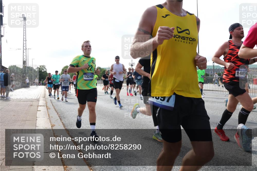 29.06.2025 - hella hamburg halbmarathon Lena Gebhardt http://msf.ph/oto/8258290 29.06.2025 09:56:58 Lombardsbrücke 1327, 1381, 1442, 1460, 1496, 1537, 1628, 1657, 1783, 1833, 1877, 2013, 2025, 2058, 2074, 2082, 2111, 2208, 2340, 2378, 2396, 2771, 2814, 2839, 2869, 2878, 2996, 3093, 3310, 3575, 3652, 3791, 4065, 4377, 4404, 4635, 4711, 4726, 4770, 4833, 4897, 5008, 5169, 5194, 5319, 5744, 5839, 6033, 6286, 6377, 6561, 6562, 6631, 7176, 7177, 7259, 7383, 7475, 7918, 8112, 8261, 8313, 8361, 8572, 8587, 8618, 8651, 8661, 8710, 8813, 8863, 8921, 8930, 9060, 9082, 9497, 9597, 9638 meine-sportfotos.de