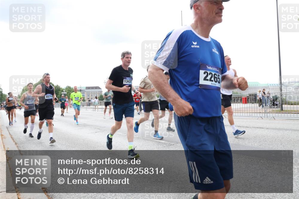 29.06.2025 - hella hamburg halbmarathon Lena Gebhardt http://msf.ph/oto/8258314 29.06.2025 10:34:24 Lombardsbrücke 1025, 1417, 1672, 1705, 1787, 2023, 2265, 2412, 2464, 2482, 2496, 2510, 2511, 2526, 2801, 2933, 3145, 3420, 3829, 3848, 4540, 4807, 4824, 4826, 5453, 5561, 5584, 5609, 6034, 6105, 6171, 6329, 6364, 6571, 6574, 6843, 7324, 7329, 7386, 7644, 7733, 8277, 8349, 8705, 8965, 9164, 9379, 9448, 9514, 10335, 10360, 10564, 10674, 11872, 12164, 13957, 15477, 16238, 16311, 16390, 16682, 16919, 17230, 18158, 18941 meine-sportfotos.de