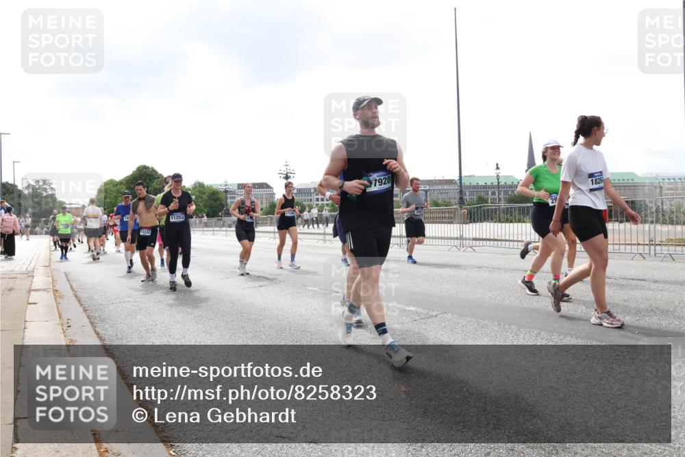 29.06.2025 - hella hamburg halbmarathon Lena Gebhardt http://msf.ph/oto/8258323 29.06.2025 10:45:56 Lombardsbrücke 1004, 1033, 1060, 1085, 1100, 1104, 1421, 1426, 1532, 1555, 1713, 1854, 1867, 1868, 1983, 2008, 2398, 2423, 2522, 2550, 2657, 2664, 2773, 2813, 2917, 2951, 2954, 2965, 2973, 3410, 4104, 4223, 4224, 4317, 4388, 4572, 5044, 5635, 5703, 5769, 5770, 5892, 6133, 6333, 6392, 6623, 7268, 7283, 7356, 7605, 7859, 7894, 7983, 8745, 9120, 9121, 9426, 9445, 10030, 10327, 10329, 10367, 10511, 11358, 11876, 11910 meine-sportfotos.de