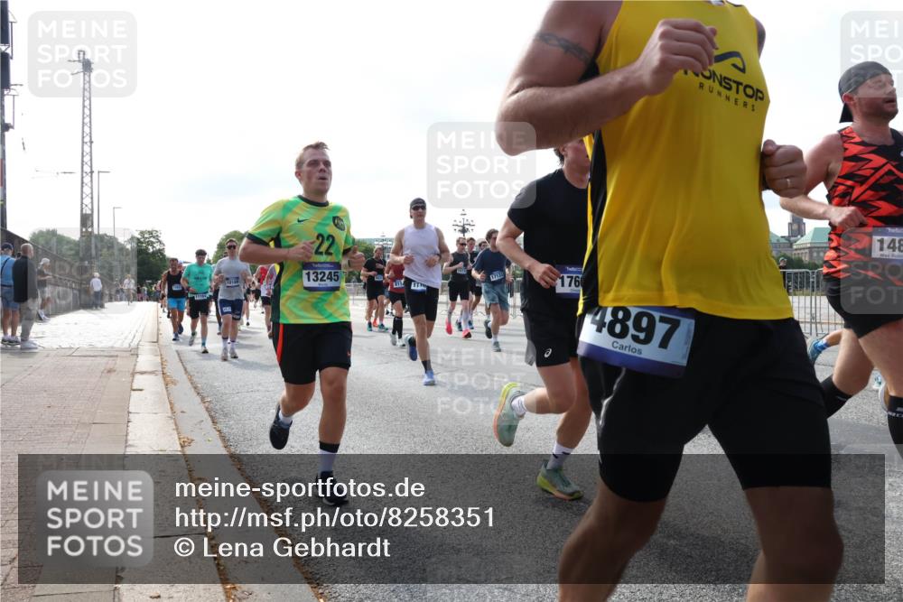 29.06.2025 - hella hamburg halbmarathon Lena Gebhardt http://msf.ph/oto/8258351 29.06.2025 09:56:58 Lombardsbrücke 1327, 1381, 1442, 1460, 1496, 1537, 1628, 1657, 1783, 1833, 1877, 2013, 2025, 2058, 2074, 2082, 2111, 2208, 2340, 2378, 2396, 2771, 2814, 2839, 2869, 2878, 2996, 3093, 3310, 3575, 3652, 3791, 4065, 4377, 4404, 4635, 4711, 4726, 4770, 4833, 4897, 5008, 5169, 5194, 5319, 5744, 5839, 6033, 6286, 6377, 6561, 6562, 6631, 7176, 7177, 7259, 7383, 7475, 7918, 8112, 8261, 8313, 8361, 8572, 8587, 8618, 8651, 8661, 8710, 8813, 8863, 8921, 8930, 9060, 9082, 9497, 9597, 9638 meine-sportfotos.de