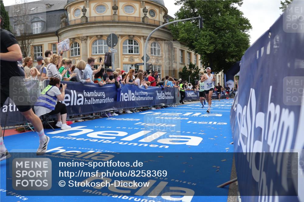 29.06.2025 - hella hamburg halbmarathon Strokosch-Dieckow http://msf.ph/oto/8258369 29.06.2025 10:42:43 Ziel 1700, 5011, 7105, 9371, 9534, 13398, 13483, 13725, 14447, 14560, 14813, 15297, 15301, 15851, 17000, 18275, 18632 meine-sportfotos.de