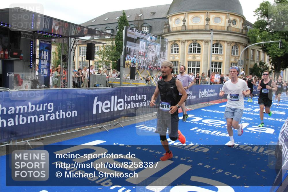 29.06.2025 - hella hamburg halbmarathon Michael Strokosch http://msf.ph/oto/8258387 29.06.2025 10:51:12 Ziel 1366, 4077, 4404, 4816, 4967, 5600, 6027, 8261, 8508, 8704, 10508, 10603, 10868, 11733, 13073, 15480, 17384, 17530, 17823 meine-sportfotos.de