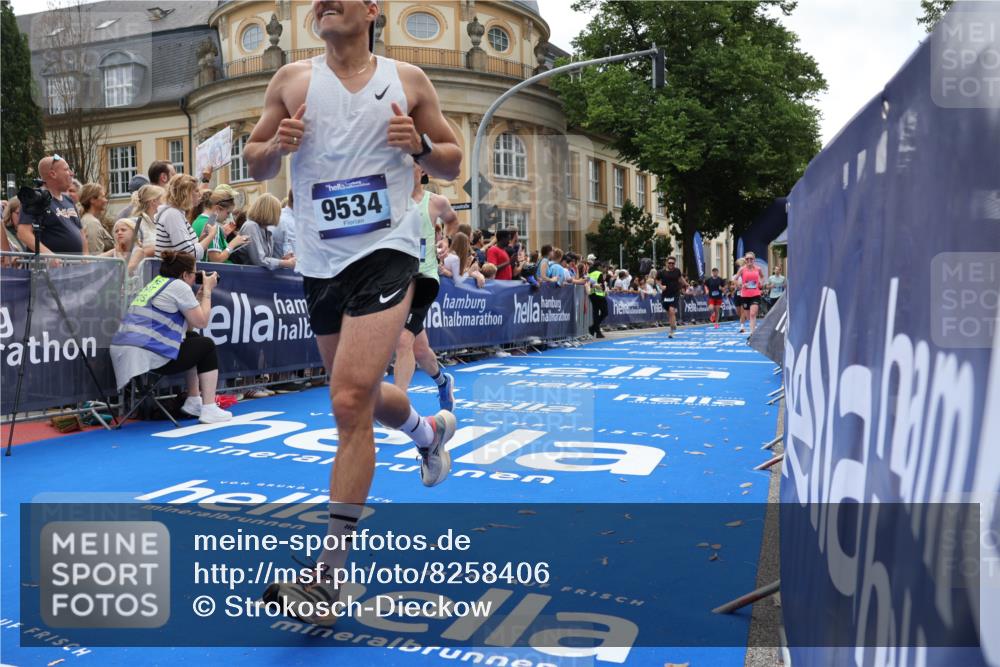 29.06.2025 - hella hamburg halbmarathon Strokosch-Dieckow http://msf.ph/oto/8258406 29.06.2025 10:42:45 Ziel 1700, 5011, 5477, 7105, 9371, 9534, 13398, 13725, 14447, 14560, 14813, 15297, 15301, 15851, 17000, 18559 meine-sportfotos.de