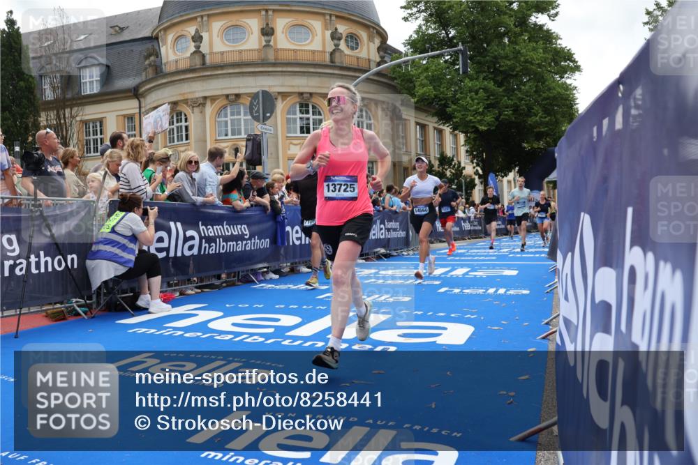 29.06.2025 - hella hamburg halbmarathon Strokosch-Dieckow http://msf.ph/oto/8258441 29.06.2025 10:42:48 Ziel 5011, 5477, 7105, 9371, 9534, 13398, 13725, 14447, 14560, 14813, 14849, 15297, 15301, 15851, 18559, 18659 meine-sportfotos.de