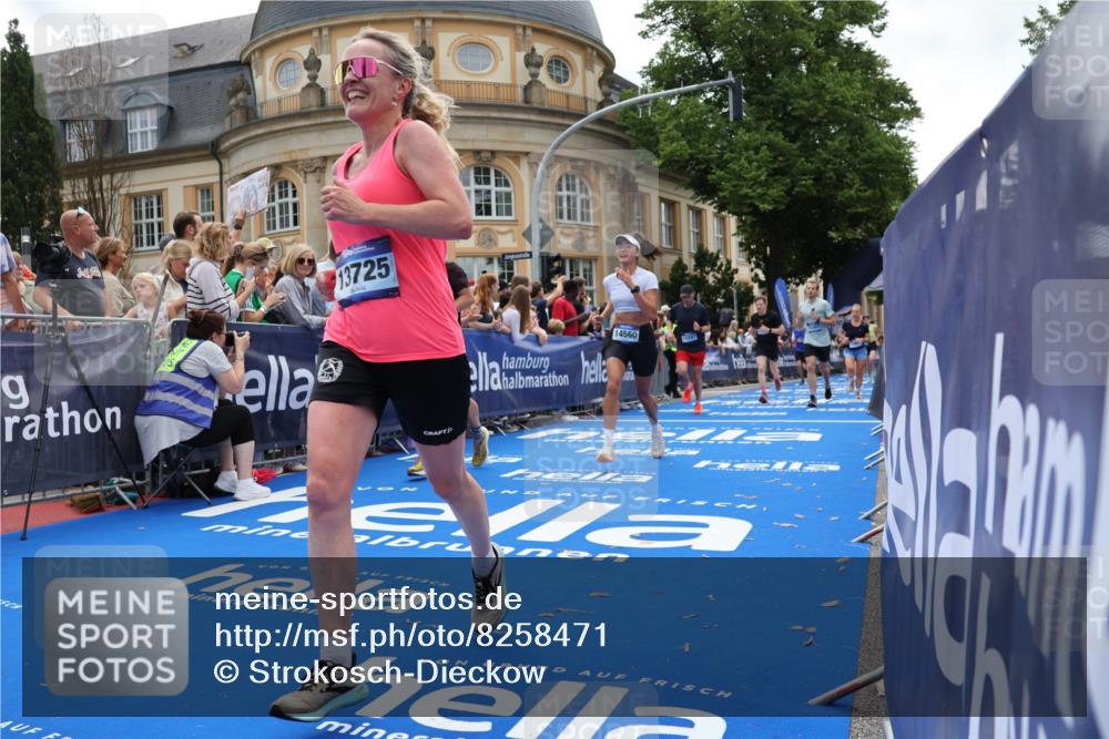 29.06.2025 - hella hamburg halbmarathon Strokosch-Dieckow http://msf.ph/oto/8258471 29.06.2025 10:42:48 Ziel 5011, 5477, 7105, 9371, 9534, 13398, 13725, 14447, 14560, 14813, 14849, 15297, 15301, 15851, 18559, 18659 meine-sportfotos.de