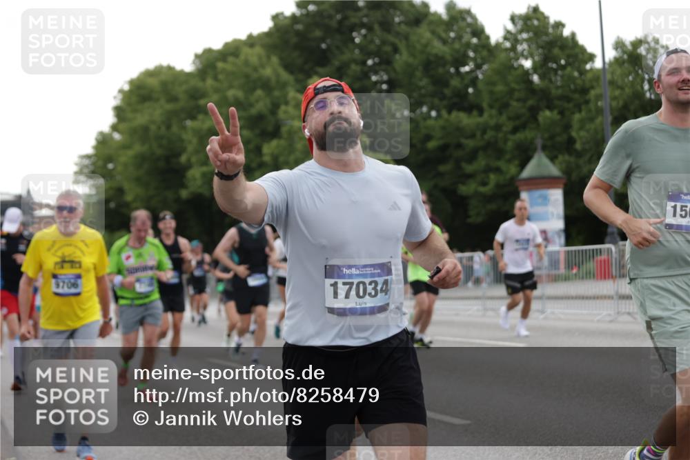 29.06.2025 - hella hamburg halbmarathon Jannik Wohlers http://msf.ph/oto/8258479 29.06.2025 10:32:11 Lombardsbrücke 1199, 1640, 2059, 3365, 3653, 3660, 3670, 4446, 4857, 5783, 5871, 5941, 6228, 6312, 6315, 7308, 7309, 7468, 7531, 7633, 7702, 7749, 7750, 8303, 8625, 8840, 8993, 9010, 9188, 9765, 10002, 10013, 10048, 10203, 10277, 10354, 10470, 10624, 10770, 11076, 11205, 11248, 11972, 12443, 12470, 12864, 13335, 14159, 14301, 14788, 14888, 15071, 15086, 15088, 15147, 15171, 15569, 15847, 15997, 16129, 16187, 16898, 16999, 17041, 17167, 18069, 18706, 18927 meine-sportfotos.de