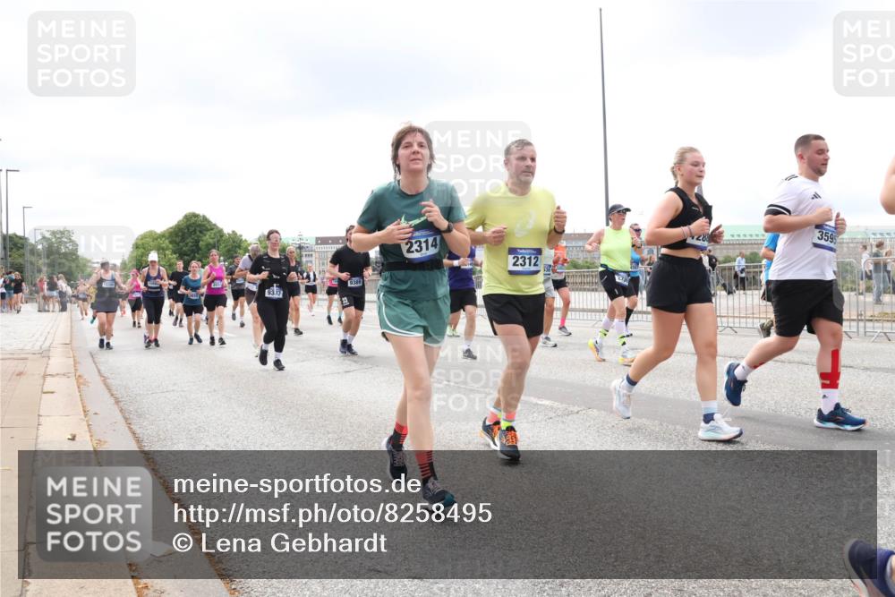 29.06.2025 - hella hamburg halbmarathon Lena Gebhardt http://msf.ph/oto/8258495 29.06.2025 11:08:06 Lombardsbrücke 1574, 1769, 1829, 1923, 2312, 2314, 2318, 2319, 2433, 2764, 2796, 2867, 3271, 3313, 3442, 3549, 3595, 3646, 3666, 3853, 3855, 3866, 3867, 3915, 4226, 4406, 4407, 4439, 4455, 4461, 4482, 4567, 4573, 5005, 5195, 5398, 5401, 5439, 5704, 5896, 6016, 6070, 6258, 6357, 6586, 6731, 6778, 6779, 6780, 6928, 6958, 7192, 7218, 7225, 7441, 7559, 7609, 7713, 7892, 7989, 8182, 8252, 8446, 8636, 8808, 8809, 9037, 9321, 9387, 9494, 10379, 12063, 12964, 15598 meine-sportfotos.de