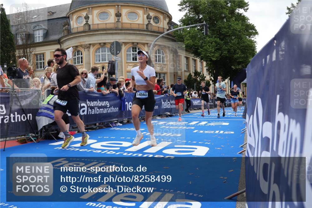 29.06.2025 - hella hamburg halbmarathon Strokosch-Dieckow http://msf.ph/oto/8258499 29.06.2025 10:42:49 Ziel 4823, 5011, 5477, 7105, 13398, 13725, 14447, 14560, 14813, 14849, 15297, 15301, 15851, 18559, 18659 meine-sportfotos.de