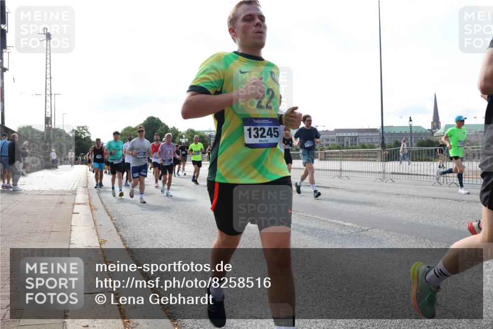 29.06.2025 - hella hamburg halbmarathon Lena Gebhardt http://msf.ph/oto/8258516 29.06.2025 09:56:58 Lombardsbrücke 1327, 1381, 1442, 1460, 1496, 1537, 1628, 1657, 1783, 1833, 1877, 2013, 2025, 2058, 2074, 2082, 2111, 2208, 2340, 2378, 2396, 2771, 2814, 2839, 2869, 2878, 2996, 3093, 3310, 3575, 3652, 3791, 4065, 4377, 4404, 4635, 4711, 4726, 4770, 4833, 4897, 5008, 5169, 5194, 5319, 5744, 5839, 6033, 6286, 6377, 6561, 6562, 6631, 7176, 7177, 7259, 7383, 7475, 7918, 8112, 8261, 8313, 8361, 8572, 8587, 8618, 8651, 8661, 8710, 8813, 8863, 8921, 8930, 9060, 9082, 9497, 9597, 9638 meine-sportfotos.de