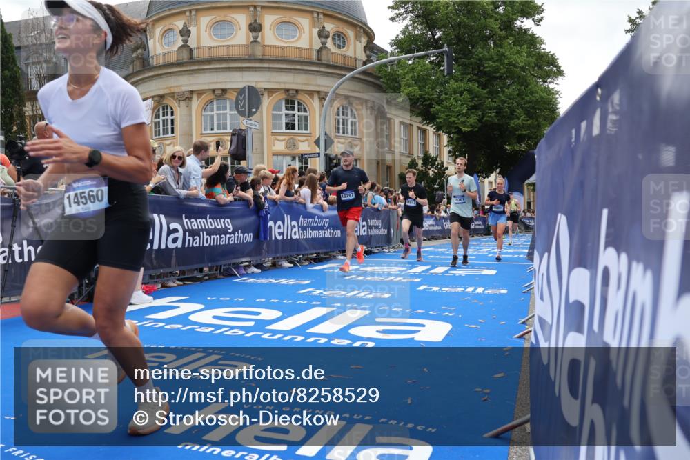 29.06.2025 - hella hamburg halbmarathon Strokosch-Dieckow http://msf.ph/oto/8258529 29.06.2025 10:42:49 Ziel 4823, 5011, 5477, 7105, 13398, 13725, 14447, 14560, 14813, 14849, 15297, 15301, 15851, 18559, 18659 meine-sportfotos.de