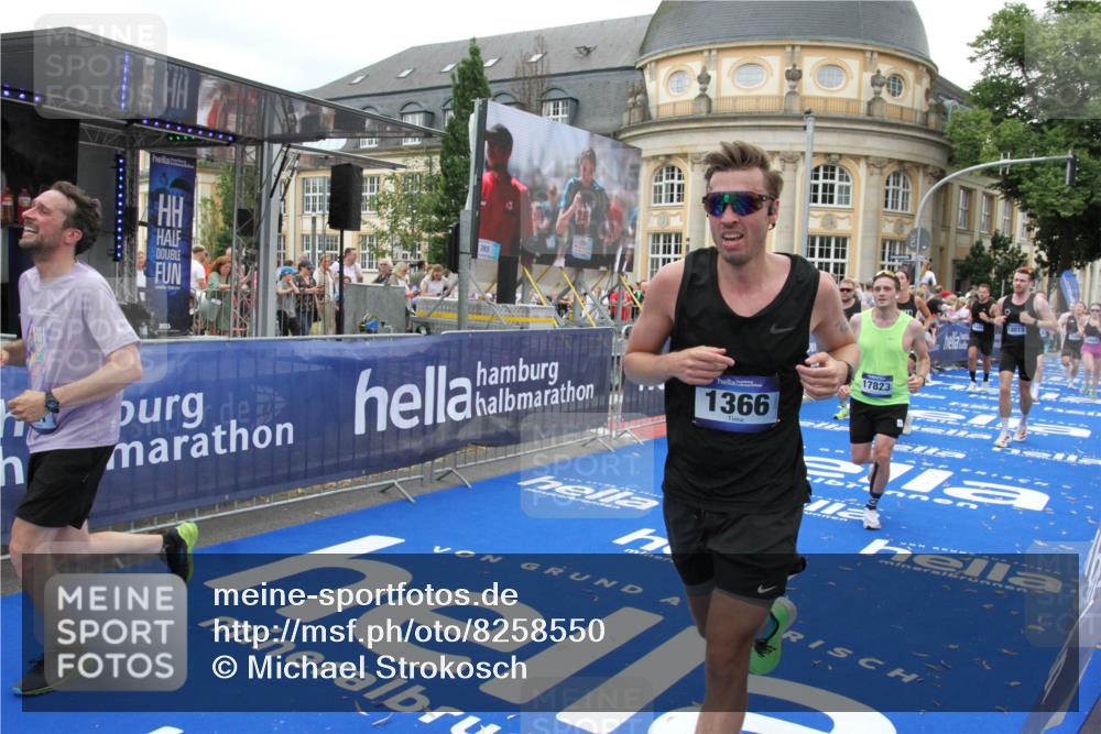 29.06.2025 - hella hamburg halbmarathon Michael Strokosch http://msf.ph/oto/8258550 29.06.2025 10:51:14 Ziel 1366, 4404, 4816, 4967, 5600, 6027, 8508, 10868, 11512, 11625, 11733, 13073, 15480, 17384, 17530, 17823 meine-sportfotos.de