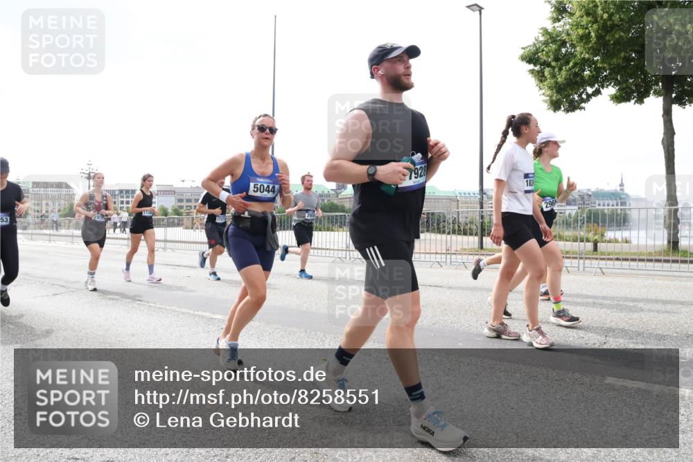29.06.2025 - hella hamburg halbmarathon Lena Gebhardt http://msf.ph/oto/8258551 29.06.2025 10:45:56 Lombardsbrücke 1004, 1033, 1060, 1085, 1100, 1104, 1421, 1426, 1532, 1555, 1713, 1854, 1867, 1868, 1983, 2008, 2398, 2423, 2522, 2550, 2657, 2664, 2773, 2813, 2917, 2951, 2954, 2965, 2973, 3410, 4104, 4223, 4224, 4317, 4388, 4572, 5044, 5635, 5703, 5769, 5770, 5892, 6133, 6333, 6392, 6623, 7268, 7283, 7356, 7605, 7859, 7894, 7983, 8745, 9120, 9121, 9426, 9445, 10030, 10327, 10329, 10367, 10511, 11358, 11876, 11910 meine-sportfotos.de