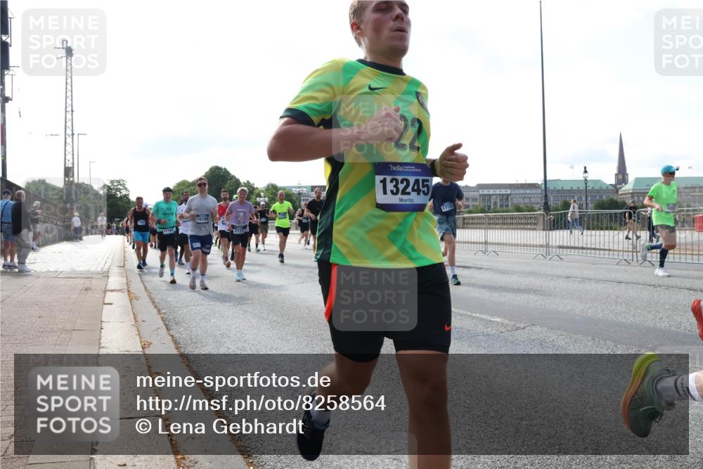29.06.2025 - hella hamburg halbmarathon Lena Gebhardt http://msf.ph/oto/8258564 29.06.2025 09:56:58 Lombardsbrücke 1327, 1381, 1442, 1460, 1496, 1537, 1628, 1657, 1783, 1833, 1877, 2013, 2025, 2058, 2074, 2082, 2111, 2208, 2340, 2378, 2396, 2771, 2814, 2839, 2869, 2878, 2996, 3093, 3310, 3575, 3652, 3791, 4065, 4377, 4404, 4635, 4711, 4726, 4770, 4833, 4897, 5008, 5169, 5194, 5319, 5744, 5839, 6033, 6286, 6377, 6561, 6562, 6631, 7176, 7177, 7259, 7383, 7475, 7918, 8112, 8261, 8313, 8361, 8572, 8587, 8618, 8651, 8661, 8710, 8813, 8863, 8921, 8930, 9060, 9082, 9497, 9597, 9638 meine-sportfotos.de