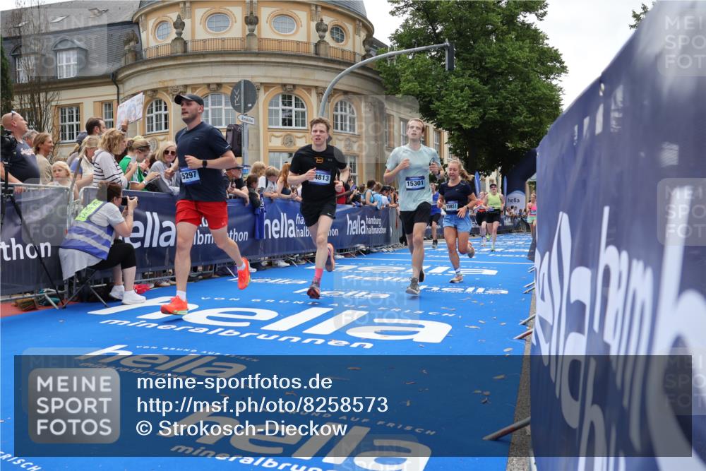 29.06.2025 - hella hamburg halbmarathon Strokosch-Dieckow http://msf.ph/oto/8258573 29.06.2025 10:42:51 Ziel 4823, 5011, 5477, 7035, 7105, 13398, 13725, 14447, 14560, 14813, 14849, 15297, 15301, 15851, 18559, 18659 meine-sportfotos.de