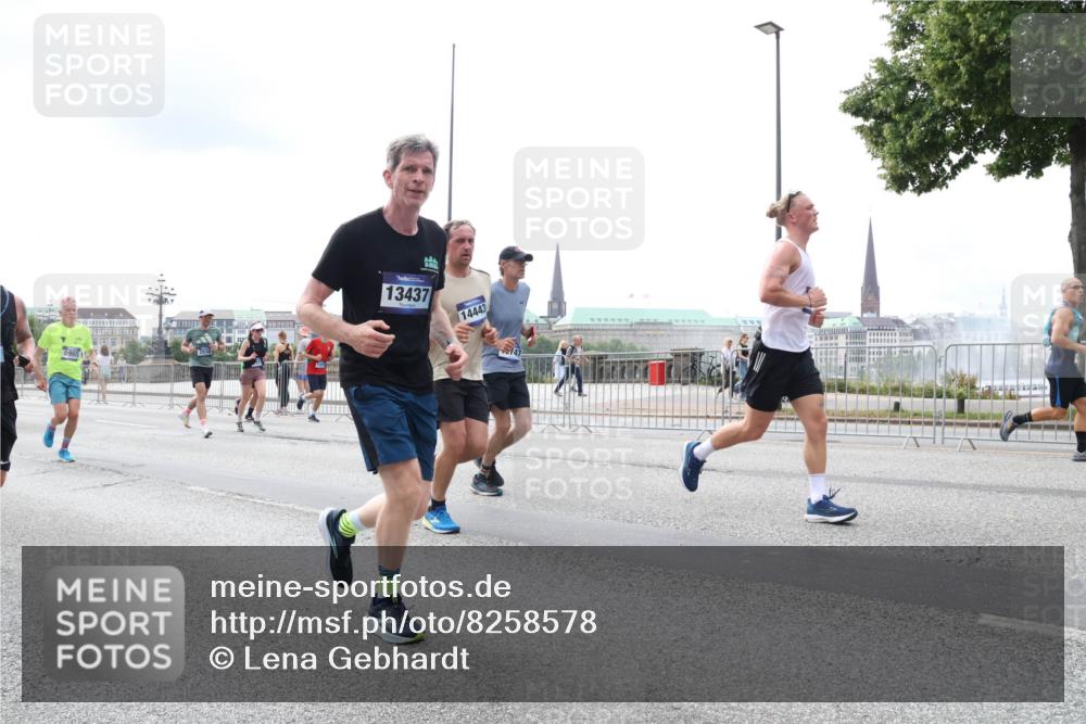 29.06.2025 - hella hamburg halbmarathon Lena Gebhardt http://msf.ph/oto/8258578 29.06.2025 10:34:25 Lombardsbrücke 1025, 1672, 1705, 1787, 2023, 2265, 2412, 2464, 2496, 2510, 2511, 2526, 2801, 2933, 3145, 3420, 3829, 3848, 4540, 4807, 4824, 4826, 5453, 5561, 5584, 5609, 6034, 6105, 6171, 6329, 6571, 6574, 6843, 7324, 7329, 7386, 7644, 7733, 8277, 8349, 8705, 8965, 9164, 9379, 9448, 9514, 10335, 10360, 10564, 10674, 11872, 12164, 13957, 15477, 16238, 16311, 16390, 16682, 16919, 17230, 18158, 18941 meine-sportfotos.de