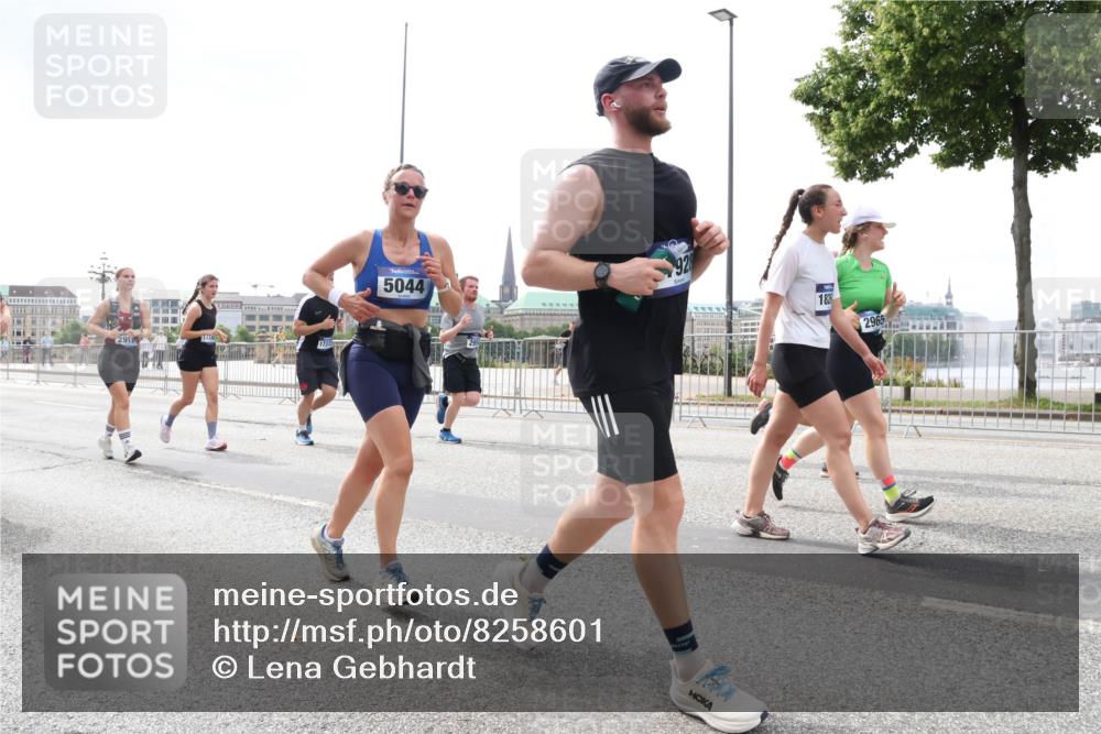 29.06.2025 - hella hamburg halbmarathon Lena Gebhardt http://msf.ph/oto/8258601 29.06.2025 10:45:56 Lombardsbrücke 1004, 1033, 1060, 1085, 1100, 1104, 1421, 1426, 1532, 1555, 1713, 1854, 1867, 1868, 1983, 2008, 2398, 2423, 2522, 2550, 2657, 2664, 2773, 2813, 2917, 2951, 2954, 2965, 2973, 3410, 4104, 4223, 4224, 4317, 4388, 4572, 5044, 5635, 5703, 5769, 5770, 5892, 6133, 6333, 6392, 6623, 7268, 7283, 7356, 7605, 7859, 7894, 7983, 8745, 9120, 9121, 9426, 9445, 10030, 10327, 10329, 10367, 10511, 11358, 11876, 11910 meine-sportfotos.de