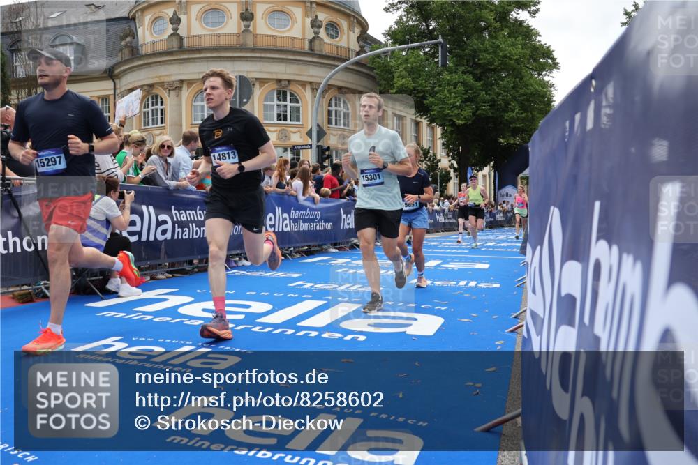 29.06.2025 - hella hamburg halbmarathon Strokosch-Dieckow http://msf.ph/oto/8258602 29.06.2025 10:42:51 Ziel 4823, 5011, 5477, 7035, 7105, 13398, 13725, 14447, 14560, 14813, 14849, 15297, 15301, 15851, 18559, 18659 meine-sportfotos.de