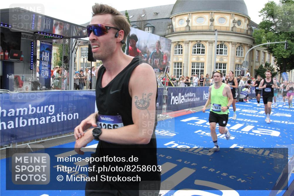 29.06.2025 - hella hamburg halbmarathon Michael Strokosch http://msf.ph/oto/8258603 29.06.2025 10:51:14 Ziel 1366, 4404, 4816, 4967, 5600, 6027, 8508, 10868, 11512, 11625, 11733, 13073, 15480, 17384, 17530, 17823 meine-sportfotos.de