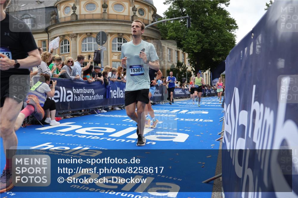 29.06.2025 - hella hamburg halbmarathon Strokosch-Dieckow http://msf.ph/oto/8258617 29.06.2025 10:42:51 Ziel 4823, 5011, 5477, 7035, 7105, 13398, 13725, 14447, 14560, 14813, 14849, 15297, 15301, 15851, 18559, 18659 meine-sportfotos.de