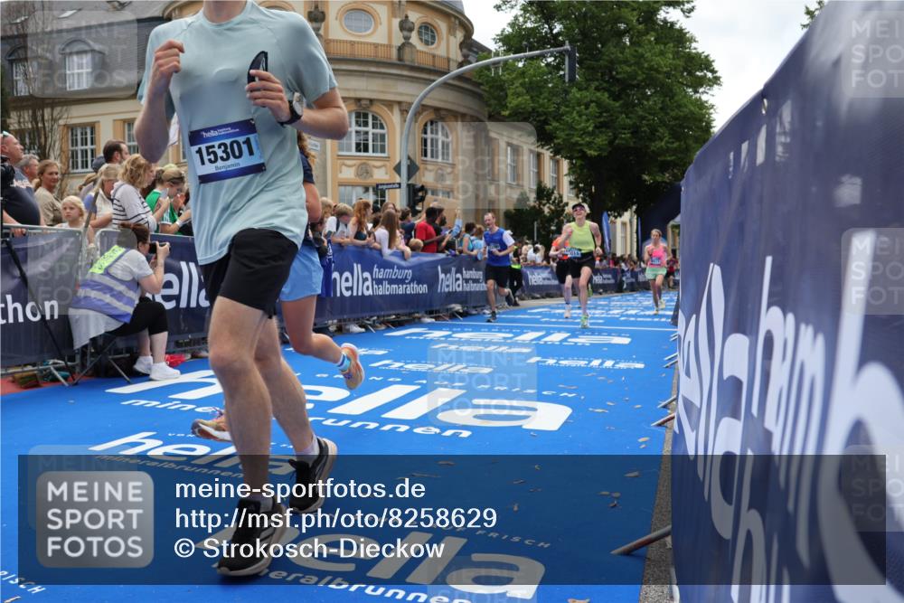29.06.2025 - hella hamburg halbmarathon Strokosch-Dieckow http://msf.ph/oto/8258629 29.06.2025 10:42:52 Ziel 4823, 5011, 5477, 7035, 7105, 8218, 9364, 13398, 13725, 14447, 14560, 14813, 14849, 15297, 15301, 15851, 18559, 18659 meine-sportfotos.de