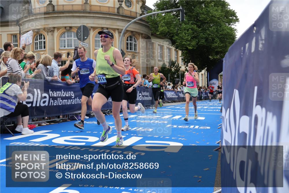 29.06.2025 - hella hamburg halbmarathon Strokosch-Dieckow http://msf.ph/oto/8258669 29.06.2025 10:42:54 Ziel 4823, 5011, 5477, 7035, 7105, 8218, 9364, 10469, 13398, 14447, 14813, 14849, 15297, 15301, 15851, 18559, 18659 meine-sportfotos.de