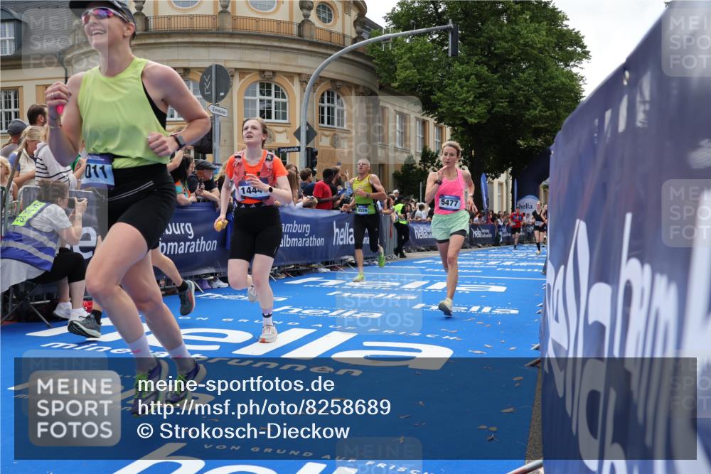 29.06.2025 - hella hamburg halbmarathon Strokosch-Dieckow http://msf.ph/oto/8258689 29.06.2025 10:42:54 Ziel 4823, 5011, 5477, 7035, 7105, 8218, 9364, 10469, 13398, 14447, 14813, 14849, 15297, 15301, 15851, 18559, 18659 meine-sportfotos.de