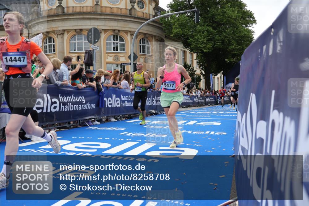 29.06.2025 - hella hamburg halbmarathon Strokosch-Dieckow http://msf.ph/oto/8258708 29.06.2025 10:42:54 Ziel 4823, 5011, 5477, 7035, 7105, 8218, 9364, 10469, 13398, 14447, 14813, 14849, 15297, 15301, 15851, 18559, 18659 meine-sportfotos.de