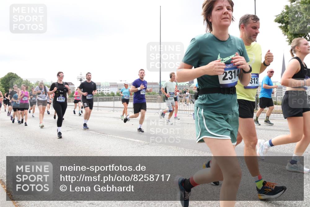 29.06.2025 - hella hamburg halbmarathon Lena Gebhardt http://msf.ph/oto/8258717 29.06.2025 11:08:07 Lombardsbrücke 1574, 1769, 1829, 1923, 2312, 2314, 2318, 2319, 2433, 2764, 2796, 2867, 3271, 3313, 3442, 3549, 3595, 3646, 3666, 3853, 3855, 3866, 3867, 3915, 4226, 4406, 4407, 4439, 4455, 4461, 4482, 4567, 4573, 5005, 5195, 5398, 5401, 5439, 5704, 5859, 5896, 6016, 6070, 6258, 6357, 6586, 6731, 6778, 6779, 6780, 6928, 6958, 6986, 7000, 7113, 7192, 7218, 7225, 7559, 7609, 7713, 7892, 7989, 8182, 8252, 8446, 8636, 8808, 8809, 9037, 9321, 9387, 9494, 10379, 12063, 15598 meine-sportfotos.de