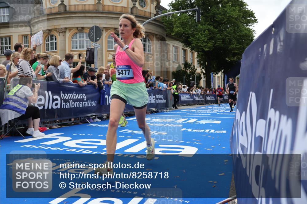 29.06.2025 - hella hamburg halbmarathon Strokosch-Dieckow http://msf.ph/oto/8258718 29.06.2025 10:42:55 Ziel 4823, 5011, 5477, 7035, 8218, 9364, 10469, 13398, 14447, 14849, 15297, 15301, 15851, 18559, 18659 meine-sportfotos.de