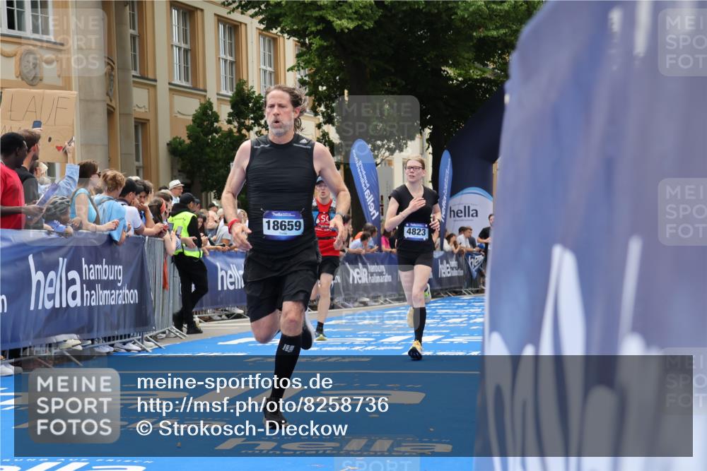 29.06.2025 - hella hamburg halbmarathon Strokosch-Dieckow http://msf.ph/oto/8258736 29.06.2025 10:42:56 Ziel 4823, 5011, 5477, 7035, 8218, 9364, 10469, 12657, 12723, 13398, 14447, 14849, 18559, 18659, 19038 meine-sportfotos.de