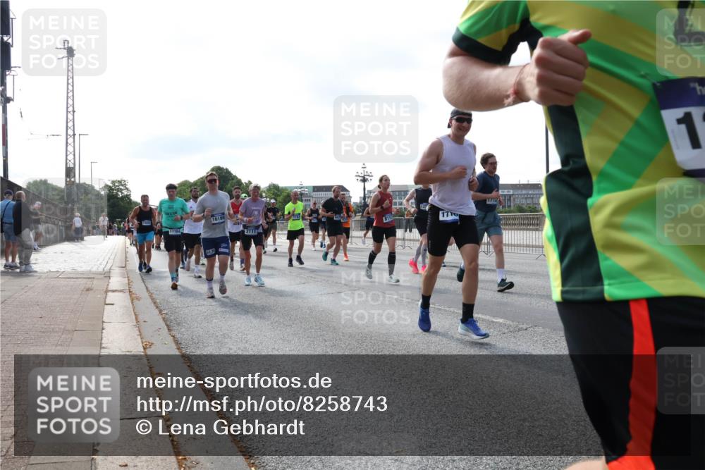 29.06.2025 - hella hamburg halbmarathon Lena Gebhardt http://msf.ph/oto/8258743 29.06.2025 09:56:59 Lombardsbrücke 1327, 1381, 1442, 1460, 1496, 1537, 1628, 1657, 1783, 1833, 1877, 2013, 2025, 2058, 2074, 2082, 2111, 2208, 2340, 2378, 2396, 2595, 2771, 2814, 2839, 2869, 2878, 2996, 3093, 3310, 3575, 3652, 3791, 4065, 4377, 4404, 4635, 4711, 4726, 4770, 4897, 5008, 5013, 5169, 5194, 5319, 5744, 5839, 6033, 6286, 6377, 6561, 6562, 6631, 7176, 7177, 7259, 7383, 7475, 7918, 8112, 8261, 8313, 8361, 8572, 8587, 8618, 8651, 8661, 8710, 8813, 8863, 8921, 8930, 9060, 9082, 9497, 9597, 9638 meine-sportfotos.de