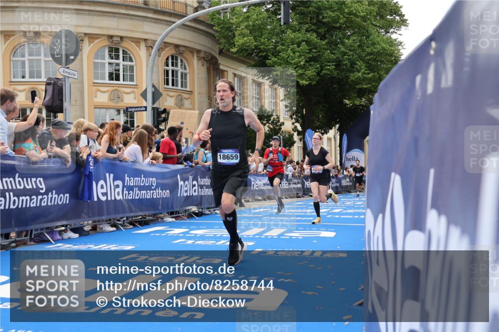 29.06.2025 - hella hamburg halbmarathon Strokosch-Dieckow http://msf.ph/oto/8258744 29.06.2025 10:42:57 Ziel 4823, 5011, 5477, 7035, 8218, 9364, 10469, 12657, 12723, 12776, 12839, 13398, 14447, 14849, 18559, 18659, 19038 meine-sportfotos.de
