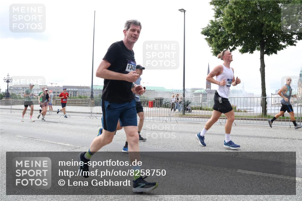 29.06.2025 - hella hamburg halbmarathon Lena Gebhardt http://msf.ph/oto/8258750 29.06.2025 10:34:25 Lombardsbrücke 1025, 1672, 1705, 1787, 2023, 2265, 2412, 2464, 2496, 2510, 2511, 2526, 2801, 2933, 3145, 3420, 3829, 3848, 4540, 4807, 4824, 4826, 5453, 5561, 5584, 5609, 6034, 6105, 6171, 6329, 6571, 6574, 6843, 7324, 7329, 7386, 7644, 7733, 8277, 8349, 8705, 8965, 9164, 9379, 9448, 9514, 10335, 10360, 10564, 10674, 11872, 12164, 13957, 15477, 16238, 16311, 16390, 16682, 16919, 17230, 18158, 18941 meine-sportfotos.de