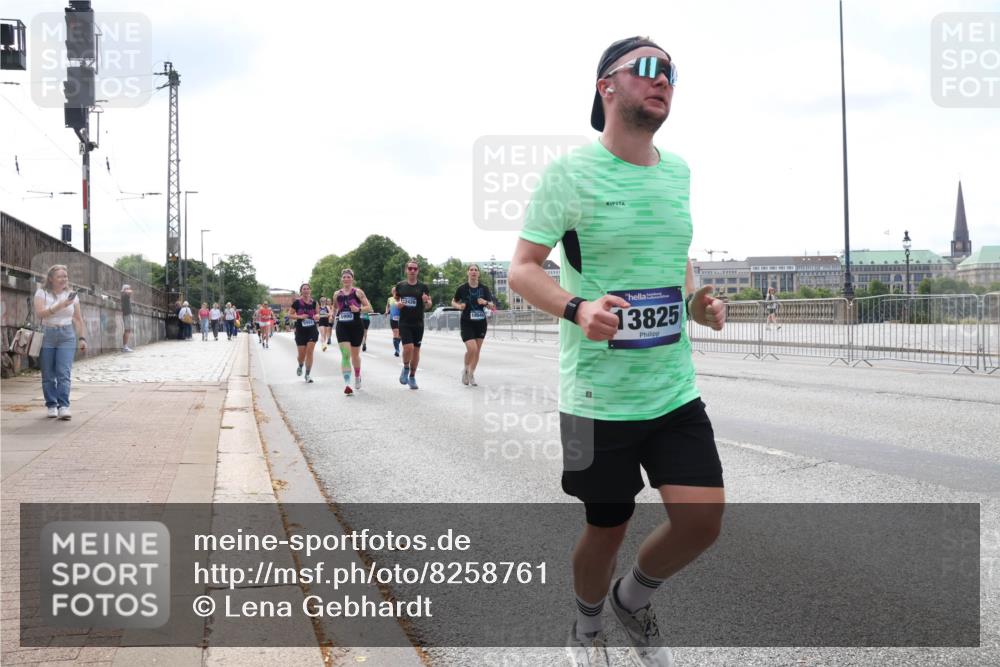 29.06.2025 - hella hamburg halbmarathon Lena Gebhardt http://msf.ph/oto/8258761 29.06.2025 10:10:52 Lombardsbrücke 1166, 1186, 1573, 1781, 2868, 4287, 4389, 5440, 5653, 5990, 5991, 7250, 7271, 7370, 7685, 8561, 9169, 9681, 9829, 11355, 11887, 11904, 11905, 12008, 12426, 12556, 12571, 12629, 12790, 12836, 13588, 13594, 13825, 13901, 14022, 14270, 14679, 15009, 15214, 16166, 16344, 16808, 17500, 17532, 17730, 18949, 19023 meine-sportfotos.de