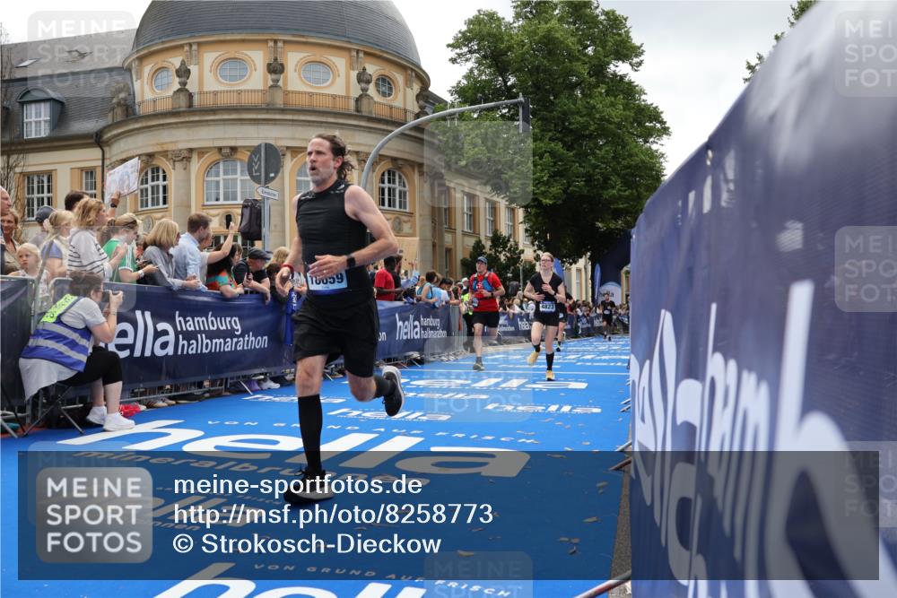 29.06.2025 - hella hamburg halbmarathon Strokosch-Dieckow http://msf.ph/oto/8258773 29.06.2025 10:42:57 Ziel 4823, 5011, 5477, 7035, 8218, 9364, 10469, 12657, 12723, 12776, 12839, 13398, 14447, 14849, 18559, 18659, 19038 meine-sportfotos.de
