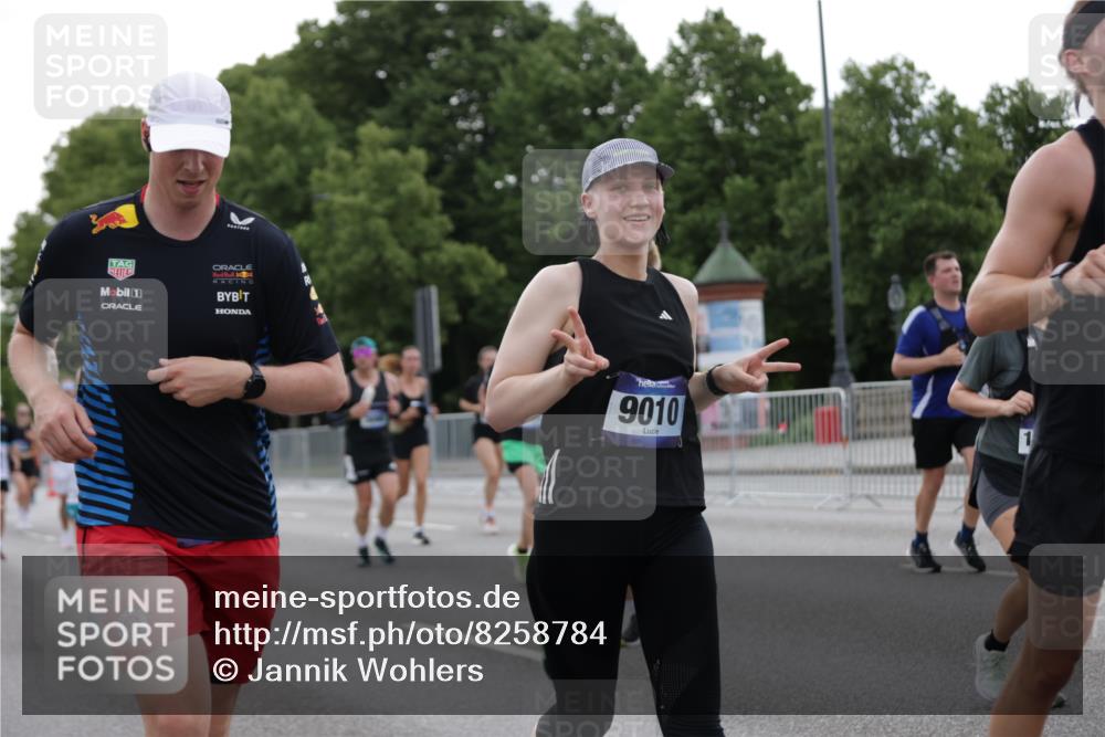 29.06.2025 - hella hamburg halbmarathon Jannik Wohlers http://msf.ph/oto/8258784 29.06.2025 10:32:15 Lombardsbrücke 1199, 1237, 1640, 2059, 3653, 3660, 3670, 3753, 4446, 5783, 5871, 5941, 6228, 6312, 6315, 7308, 7309, 7387, 7531, 7633, 7702, 7749, 7750, 8625, 9010, 9188, 10002, 10013, 10048, 10203, 10277, 10354, 10470, 10624, 10770, 11076, 11205, 11248, 12470, 12508, 13335, 14301, 14888, 15071, 15171, 15847, 15997, 16129, 16187, 16502, 16898, 16999, 17041, 17167, 17508, 18069, 18706, 18927, 19156 meine-sportfotos.de
