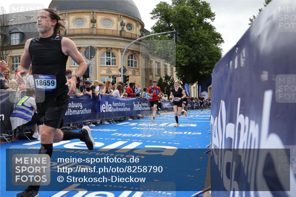 29.06.2025 - hella hamburg halbmarathon Strokosch-Dieckow http://msf.ph/oto/8258790 29.06.2025 10:42:58 Ziel 4229, 4823, 5477, 6721, 7035, 8218, 9364, 9833, 10469, 12657, 12723, 12776, 12839, 14849, 17177, 18559, 18659, 19038 meine-sportfotos.de