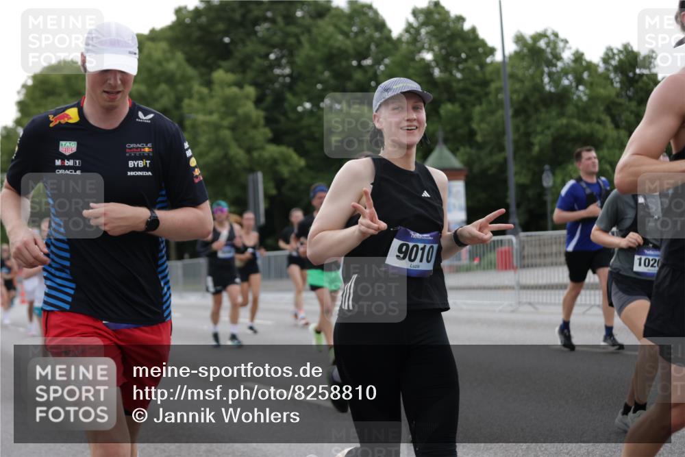 29.06.2025 - hella hamburg halbmarathon Jannik Wohlers http://msf.ph/oto/8258810 29.06.2025 10:32:15 Lombardsbrücke 1199, 1237, 1640, 2059, 3653, 3660, 3670, 3753, 4446, 5783, 5871, 5941, 6228, 6312, 6315, 7308, 7309, 7387, 7531, 7633, 7702, 7749, 7750, 8625, 9010, 9188, 10002, 10013, 10048, 10203, 10277, 10354, 10470, 10624, 10770, 11076, 11205, 11248, 12470, 12508, 13335, 14301, 14888, 15071, 15171, 15847, 15997, 16129, 16187, 16502, 16898, 16999, 17041, 17167, 17508, 18069, 18706, 18927, 19156 meine-sportfotos.de