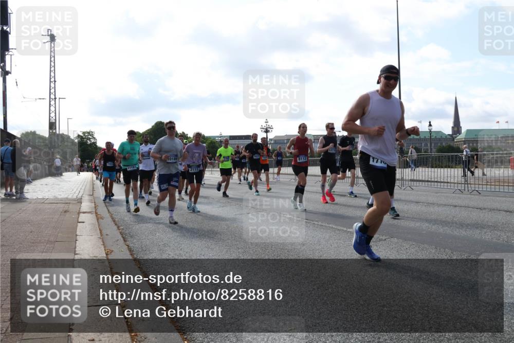 29.06.2025 - hella hamburg halbmarathon Lena Gebhardt http://msf.ph/oto/8258816 29.06.2025 09:56:59 Lombardsbrücke 1327, 1381, 1442, 1460, 1496, 1537, 1628, 1657, 1783, 1833, 1877, 2013, 2025, 2058, 2074, 2082, 2111, 2208, 2340, 2378, 2396, 2595, 2771, 2814, 2839, 2869, 2878, 2996, 3093, 3310, 3575, 3652, 3791, 4065, 4377, 4404, 4635, 4711, 4726, 4770, 4897, 5008, 5013, 5169, 5194, 5319, 5744, 5839, 6033, 6286, 6377, 6561, 6562, 6631, 7176, 7177, 7259, 7383, 7475, 7918, 8112, 8261, 8313, 8361, 8572, 8587, 8618, 8651, 8661, 8710, 8813, 8863, 8921, 8930, 9060, 9082, 9497, 9597, 9638 meine-sportfotos.de